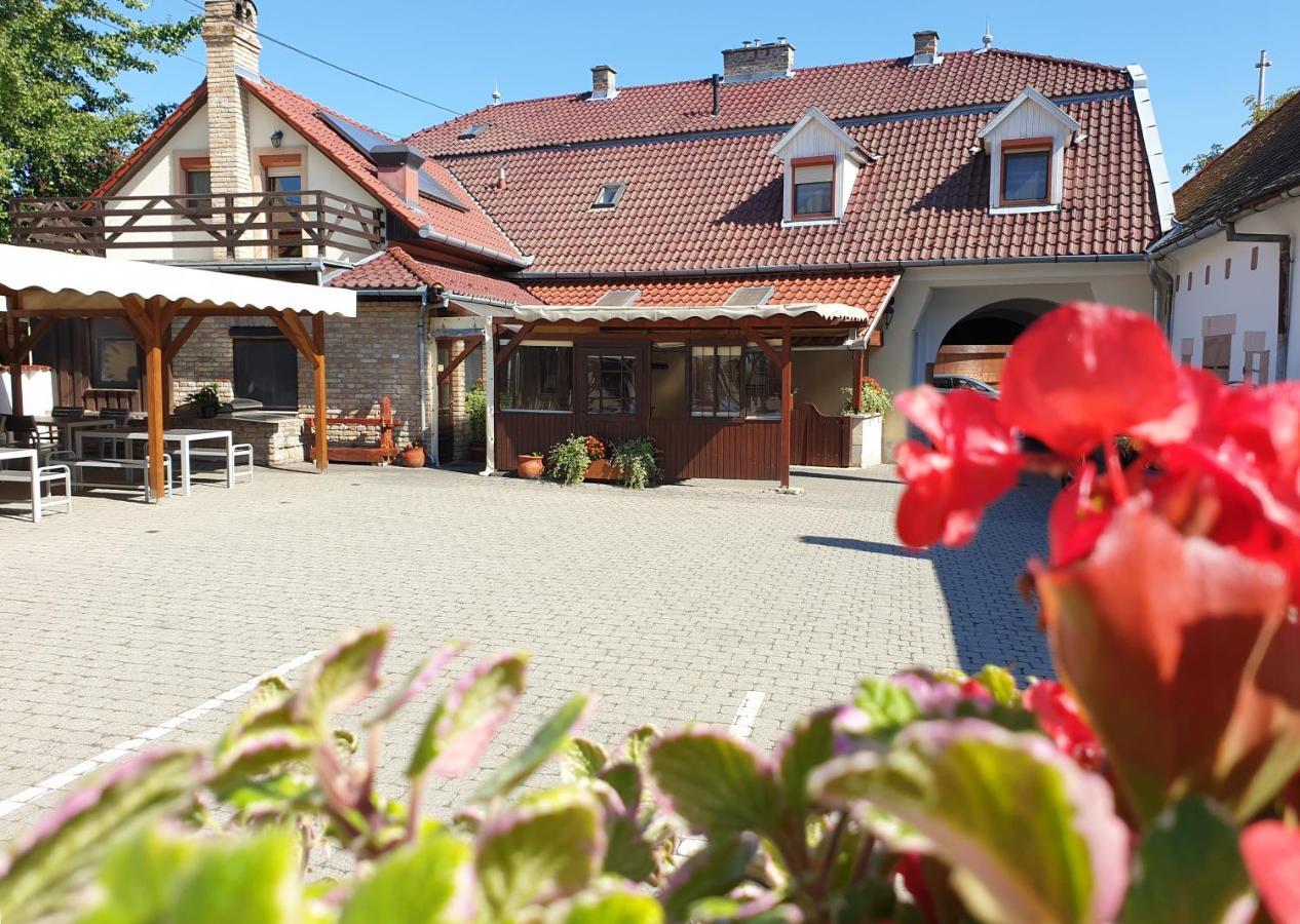 Nadasdi Haz Szekszard Luaran gambar